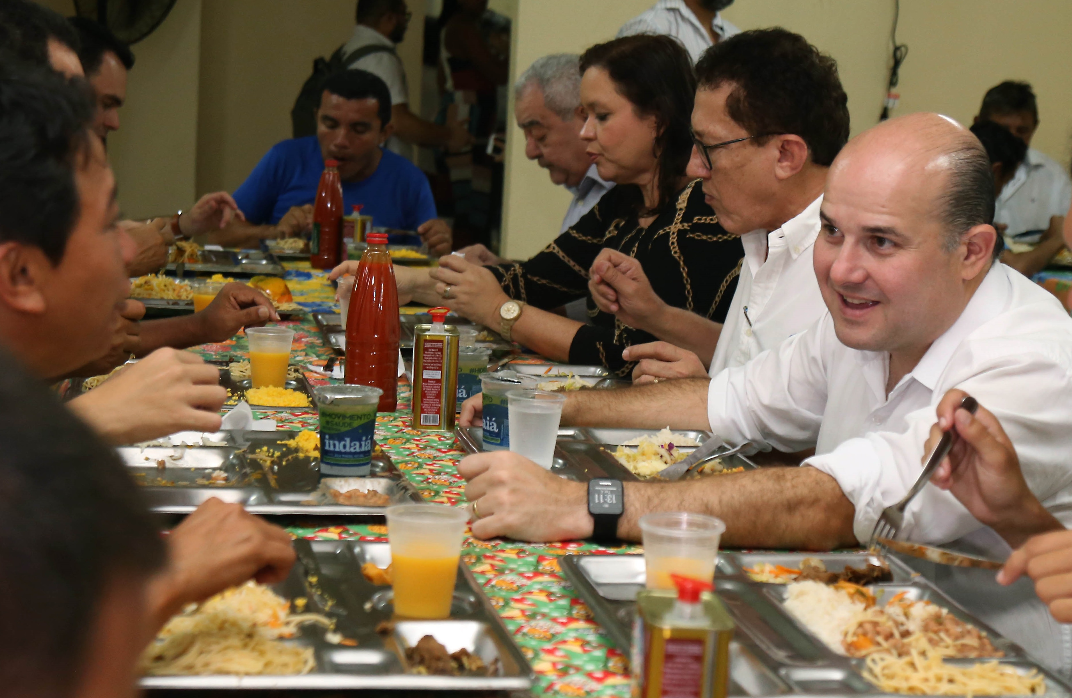 várias pessoas almoçando numa mesa